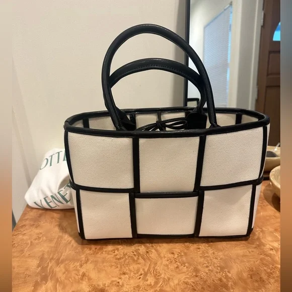 Bottega Veneta Black and White Tote - Picture 2 of 11